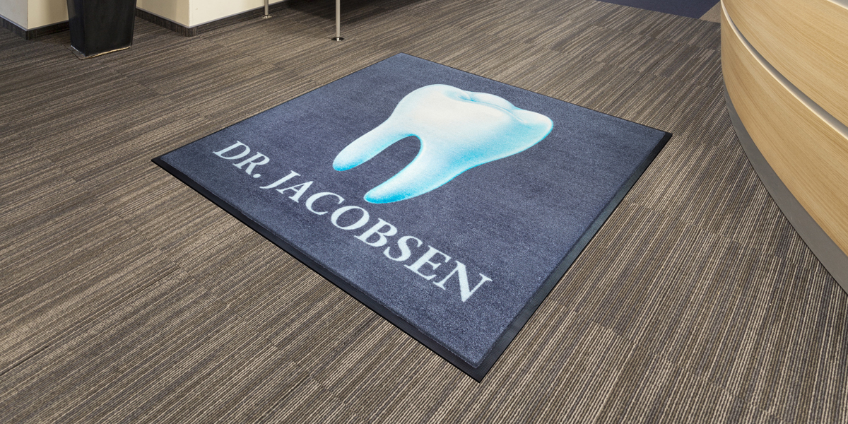 Jet-Print - grey Jet-Print Vision mat with a white tooth on it placed in an ordination